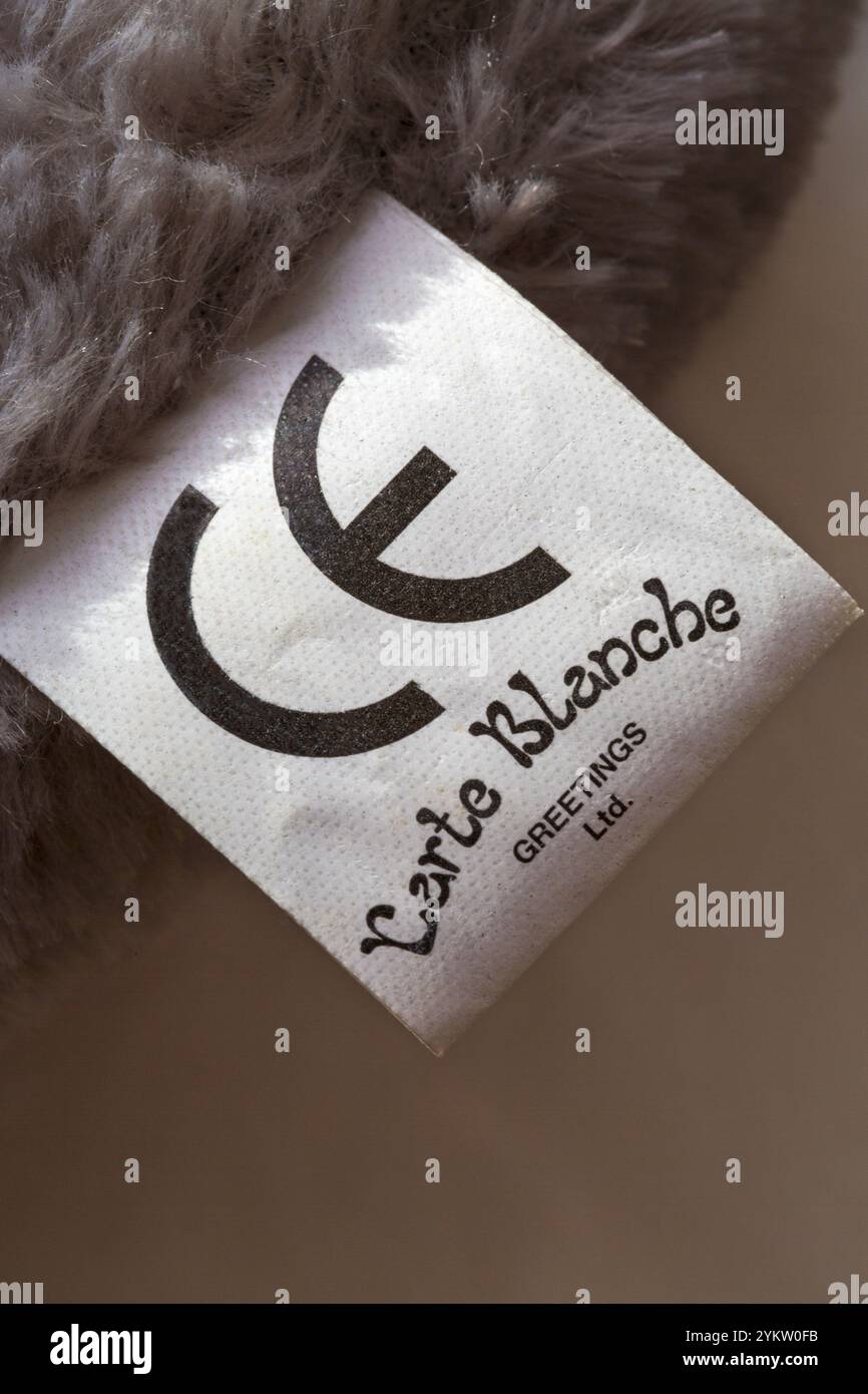 Carte Blanche-Etikett auf weichem Kuschelspielzeug mit Teddybär und CE-Zeichen-Logo Stockfoto