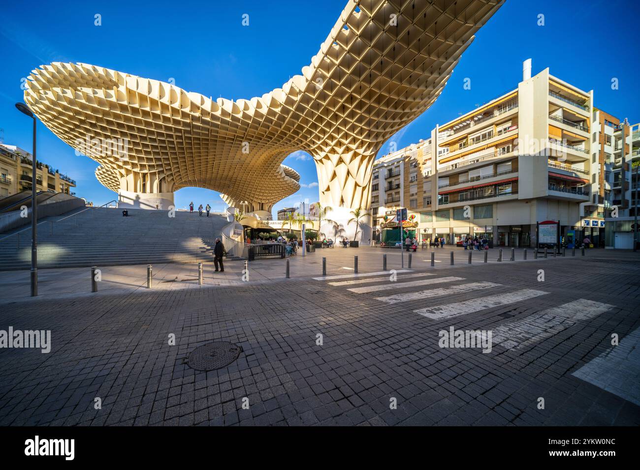 Sevilla, Spanien, 28. Januar 2021, faszinierender Blick auf Las Setas, ein modernes architektonisches Meisterwerk in Sevilla, Spanien. Das komplizierte Design der Struktur ist Stockfoto