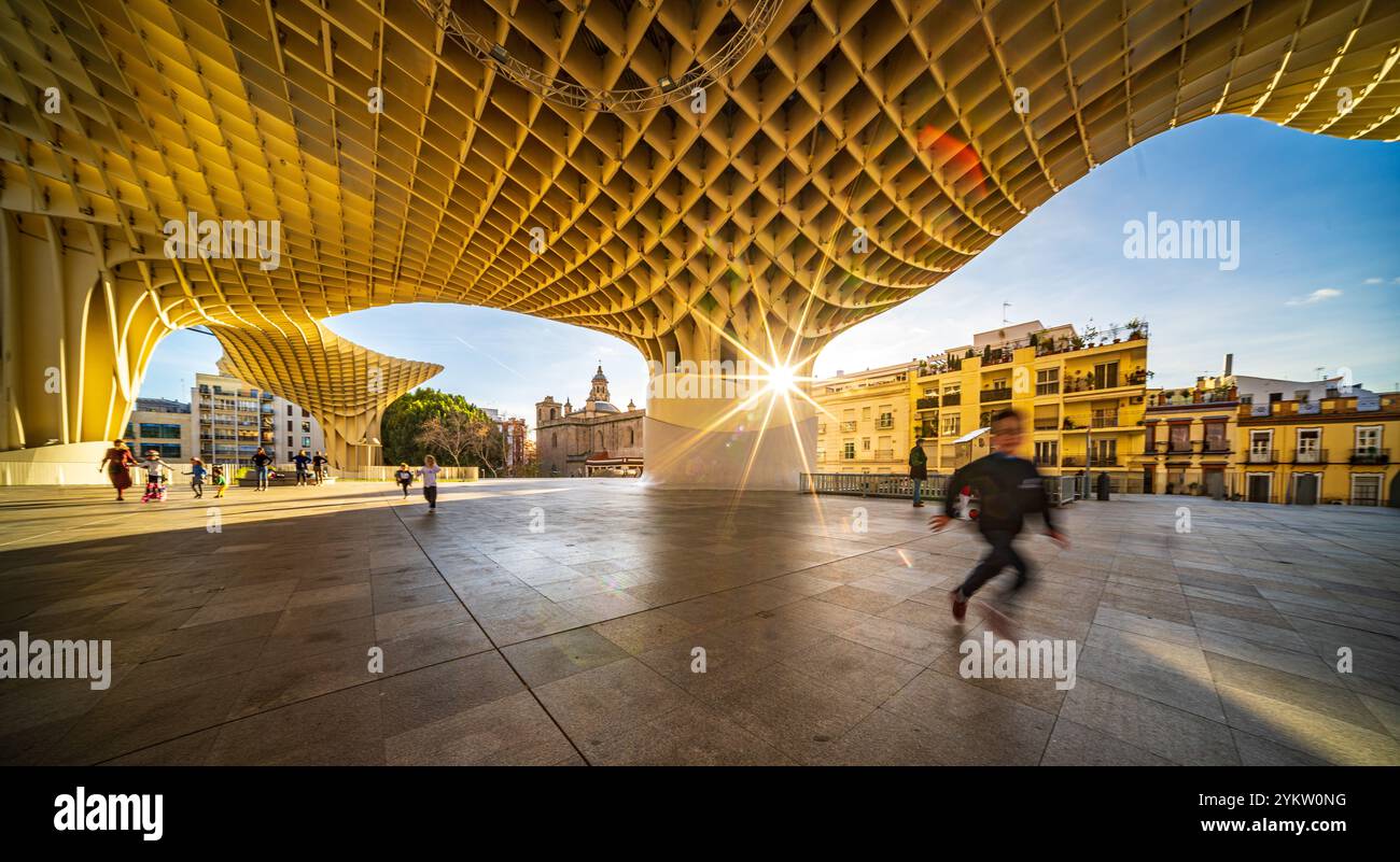 Sevilla, Spanien, 28. Januar 2021, Ein Blick auf das Gebäude Las Setas in Sevilla, Spanien, mit Menschen zu Fuß und Sonnenuntergang im Hintergrund. Das moderne AR Stockfoto