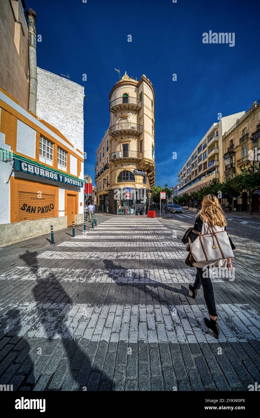 Sevilla, Spanien, 28. Januar 2021, Eine lebhafte Straßenszene auf der Calle San Pablo in Sevilla, mit dem neobaroken Angel Sanz-Gebäude des Architekten Juan Tala Stockfoto