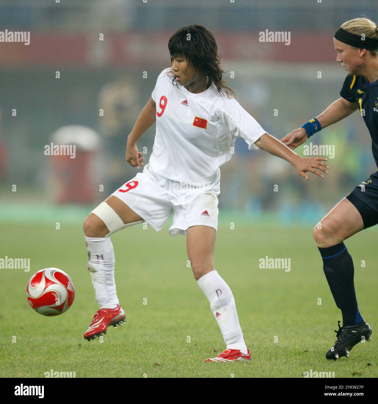 TIANJIN, CHINA - 6. AUGUST: Han Duan von China in Aktion gegen Schweden während eines Gruppenspiels beim Olympischen Frauenfußballturnier in Peking am 6. August 2008 in Tianjin, China. Nur redaktionelle Verwendung. (Foto: Jonathan Paul Larsen / Diadem Images) Stockfoto