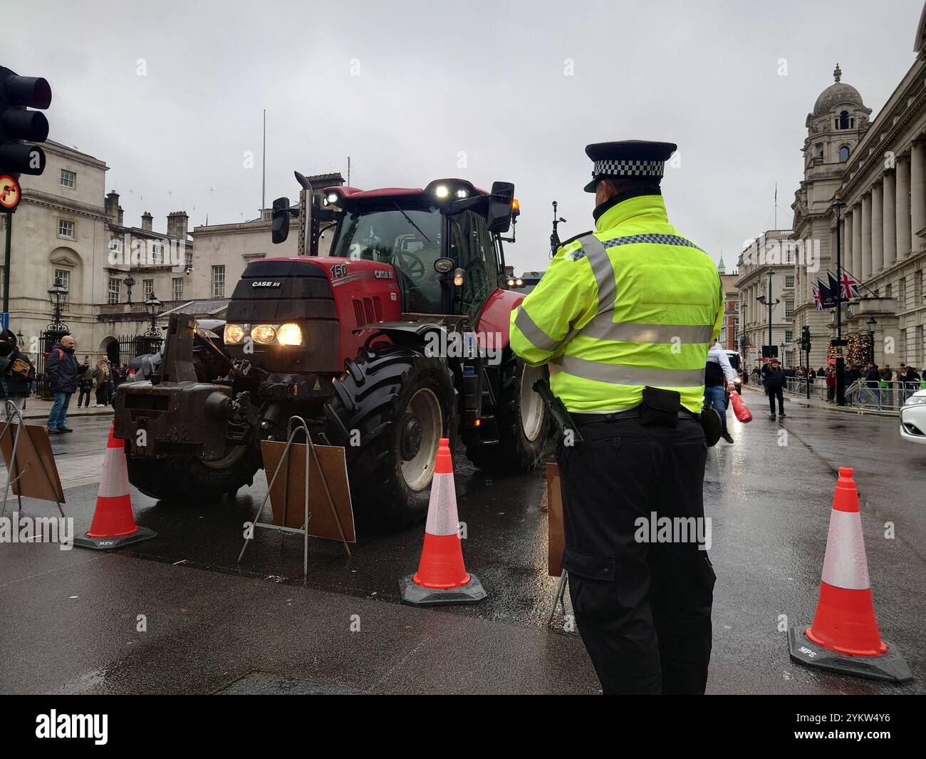 Whitehall, London, Großbritannien. 19. November, 2024 Bauern steigen nach Central London, um gegen Vorschläge zur Änderung der Erbschaftssteuer zu protestieren. © Simon King/Alamy Live News Stockfoto