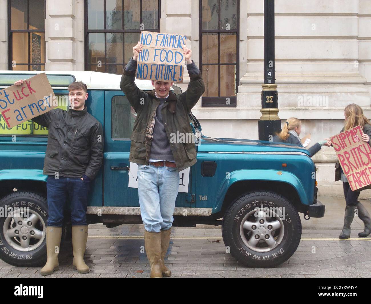 Whitehall, London, Großbritannien. 19. November, 2024 Bauern steigen nach Central London, um gegen Vorschläge zur Änderung der Erbschaftssteuer zu protestieren. © Simon King/Alamy Live News Stockfoto