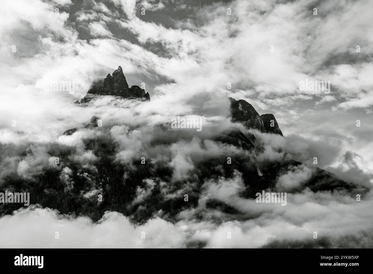 Morgennebel über der Seiser Alm in den Dolomiten, Italien. Stockfoto