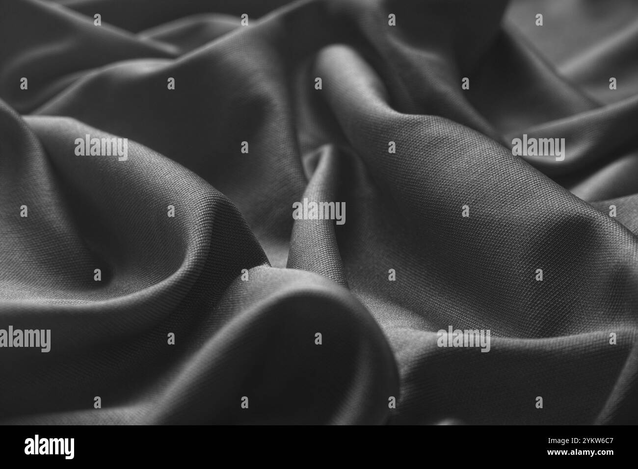 Ein schwarz-weißer Hintergrund aus zerknittertem Stoff. Nahaufnahme. Stockfoto