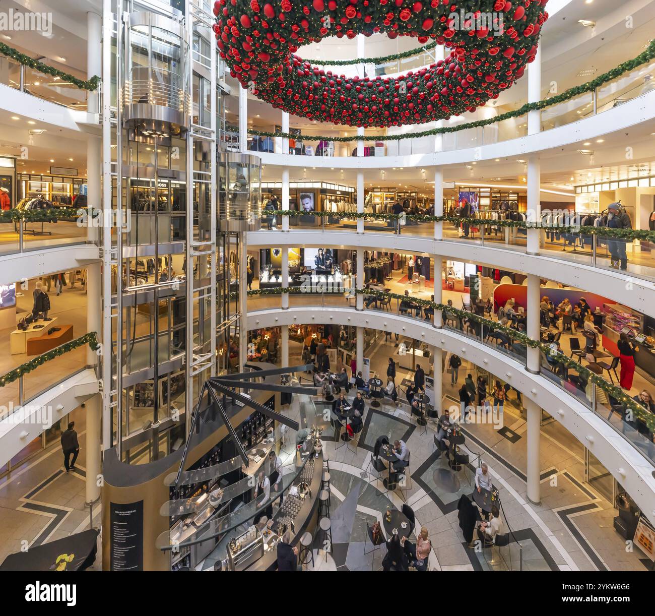 Breuninger Kaufhäuser in der Adventszeit, Innenaufnahme mit Adventskranz. Stuttgart, Baden-Württemberg, Deutschland, Europa Stockfoto