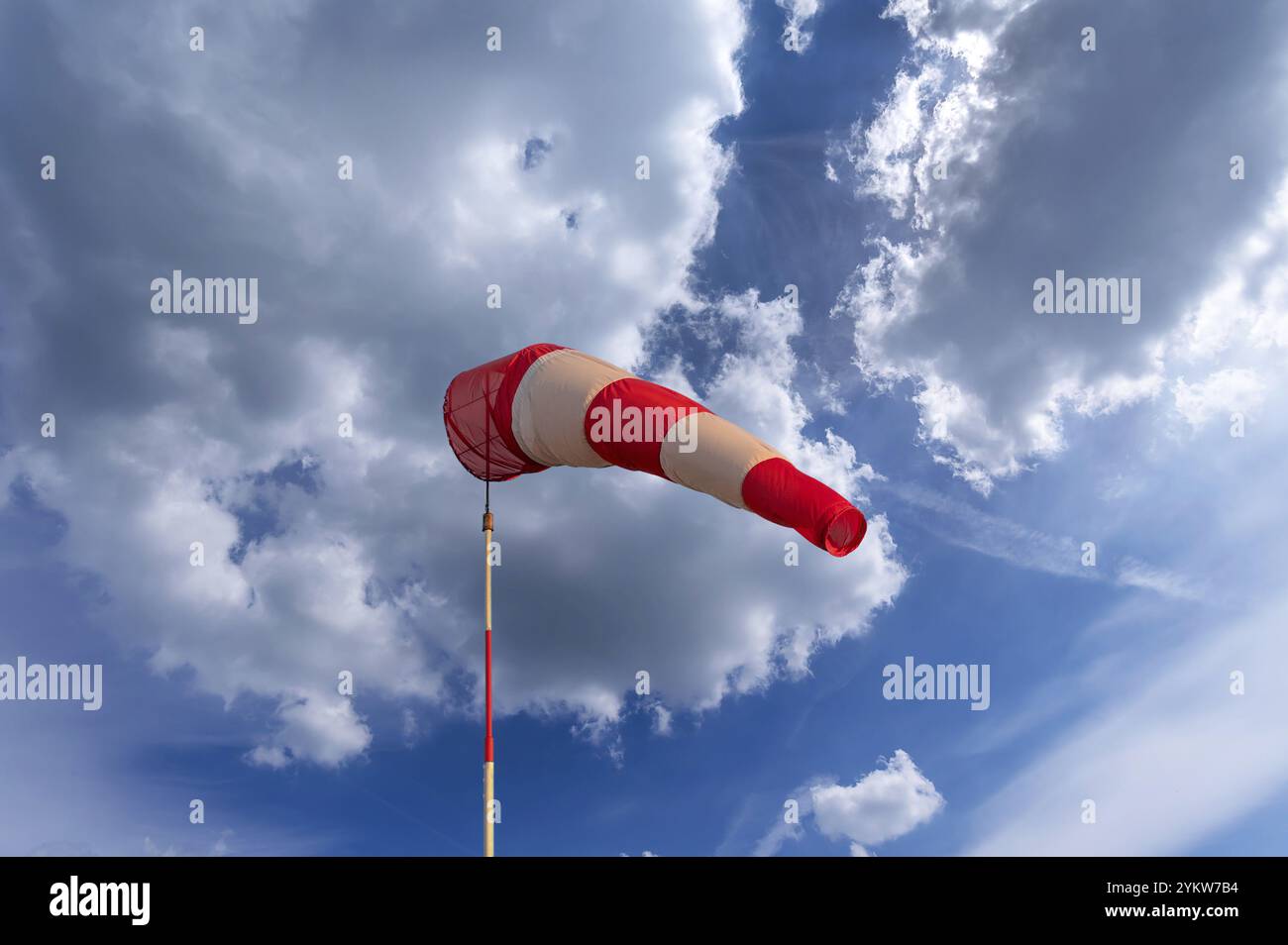 Windsocke auf einem Segelflugplatz, bewölkter Himmel, Bayern, Deutschland, Europa Stockfoto