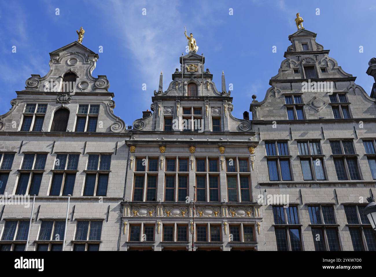 Historische Gildenhäuser, Gildenhäuser, Fassaden mit goldenen Figuren auf den Giebeln, Grote Markt, historisches Stadtzentrum, Antwerpen, Flandern, Belgien, Europa Stockfoto
