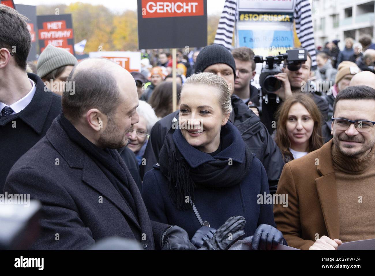 Berlin, 17. November 2024: Wladimir Kara-Mursa, Julia Navalnaya und Ilja Yashin während einer Antikriegsdemonstration in Berlin gegen den Krieg in Berlin Stockfoto