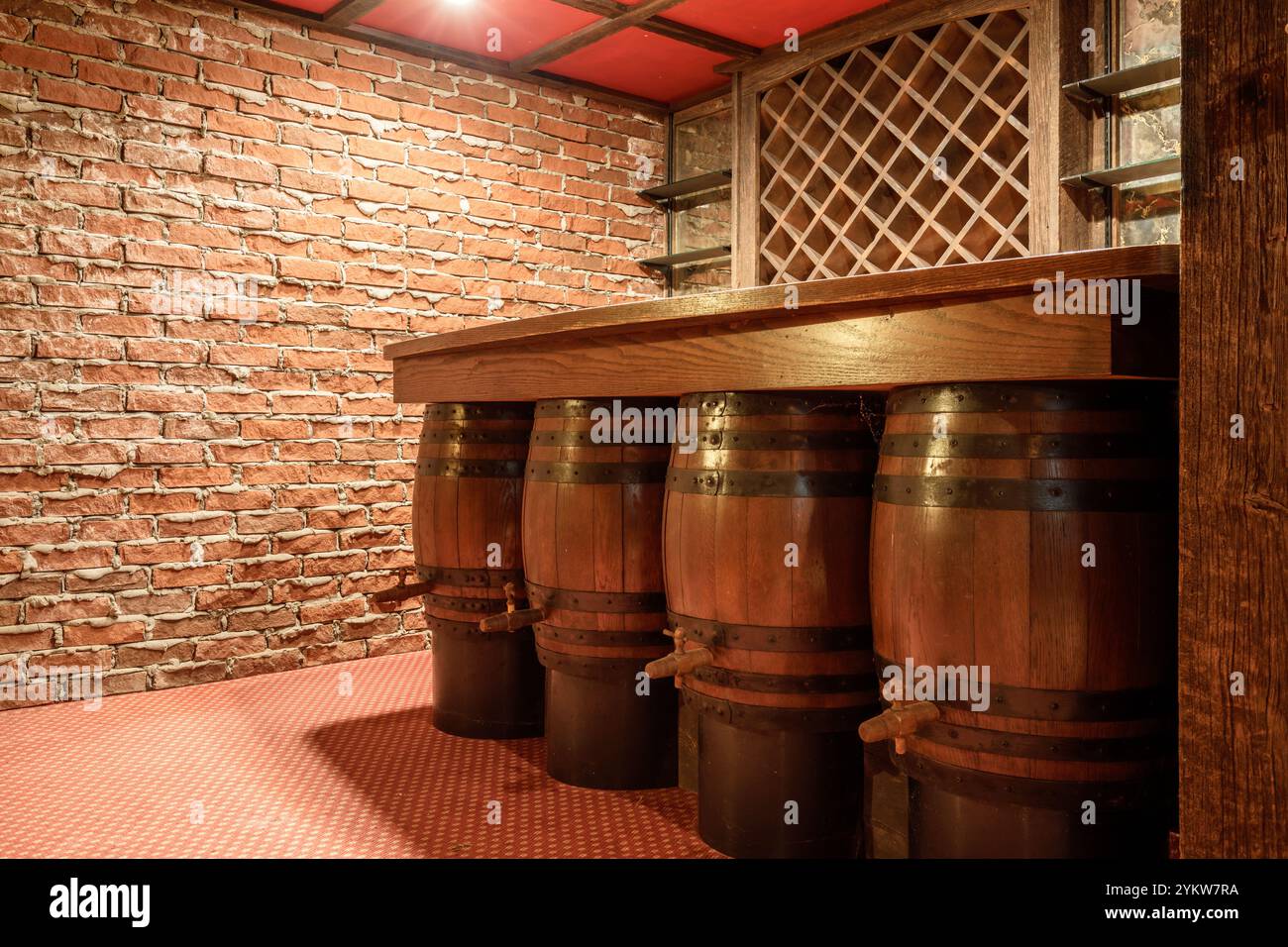 Holzfässer, die die Oberfläche einer Wet Bar im Keller halten. Dieses Haus wurde seither abgerissen Stockfoto