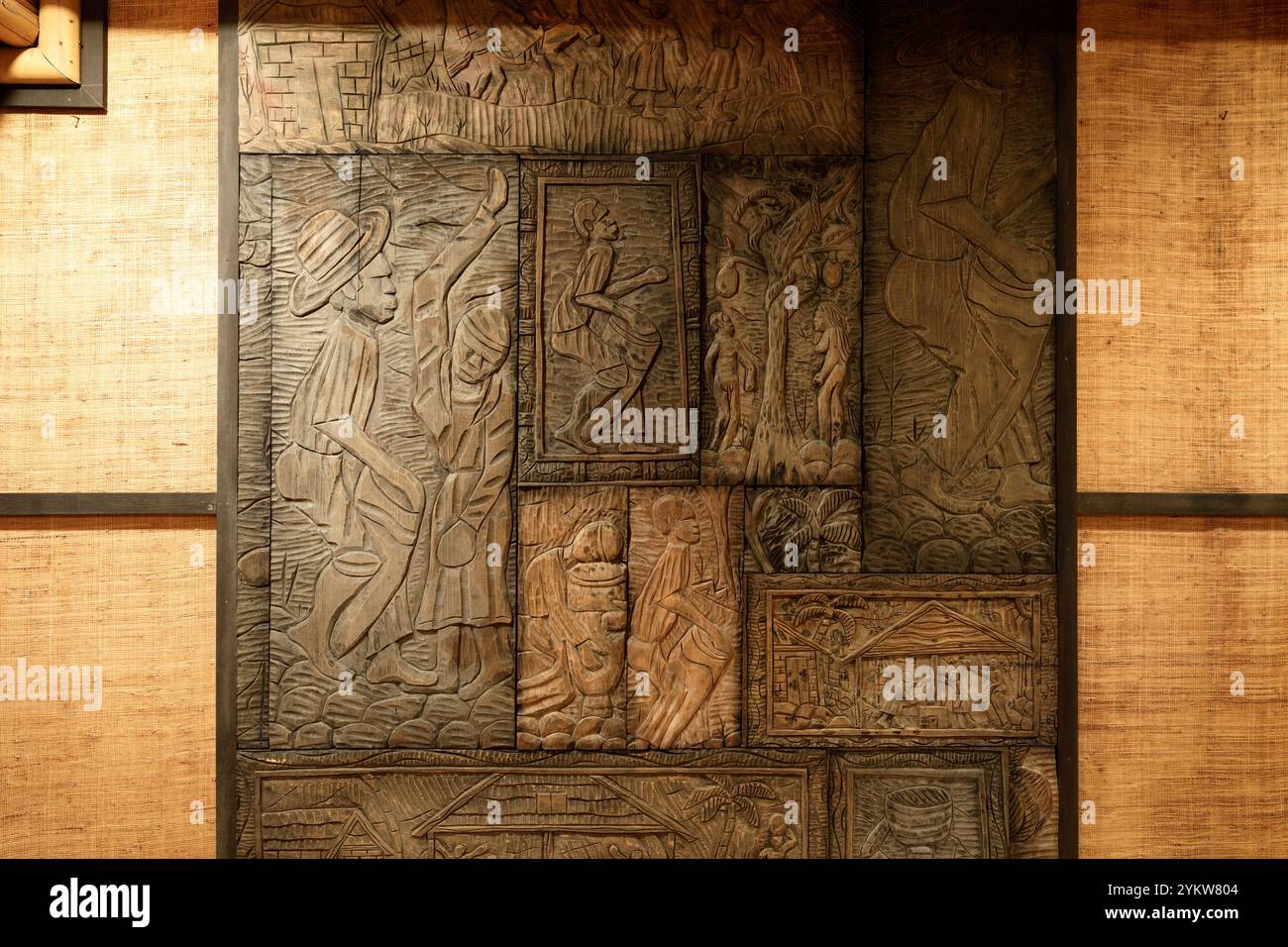 Geschnitzte Holzkunst im Keller eines Hauses. Dieses Haus wurde seither abgerissen. Stockfoto