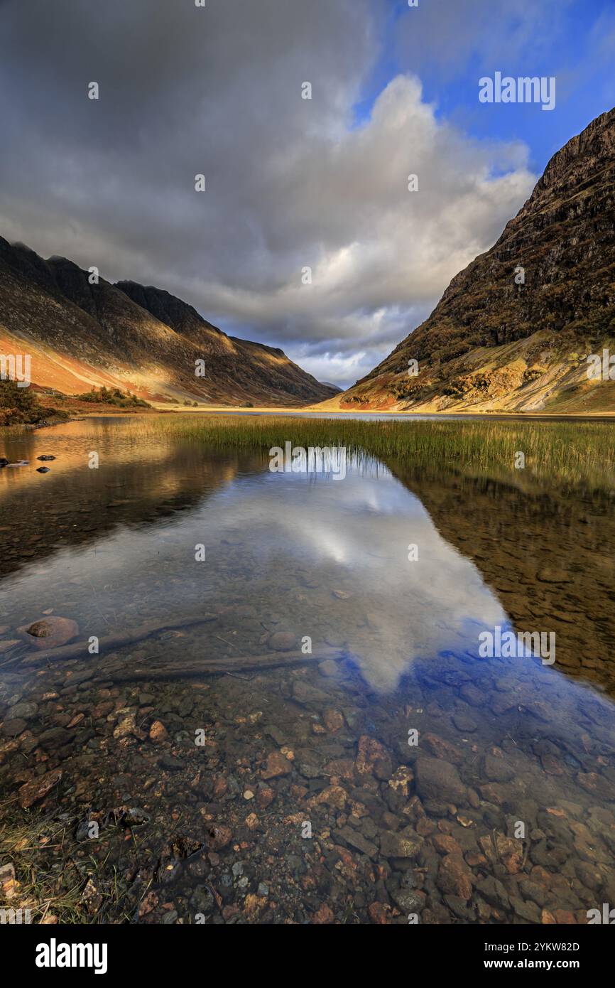 Berge im See reflektiert, Abendlicht, bewölkte Stimmung, Herbst, Loch Achtriochtan, Glencoe, Scottish Highlands, Schottland, Großbritannien Stockfoto