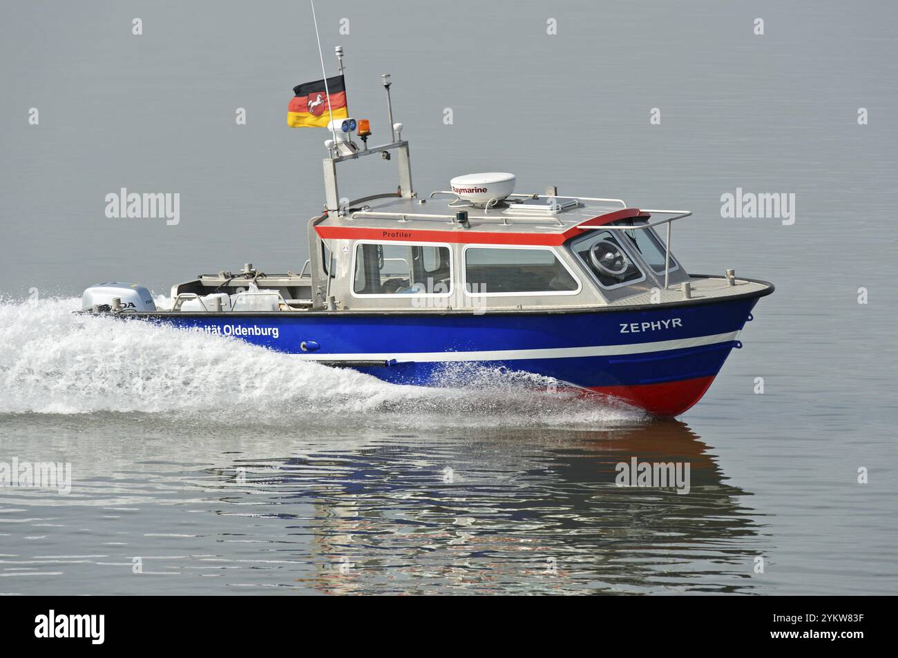Das Forschungsschiff Zephyr der Universität Oldenburg auf hoher See vor der ostfriesischen Insel Spiekeroog, Nordsee, Niedersachsen, Deutschland, Stockfoto