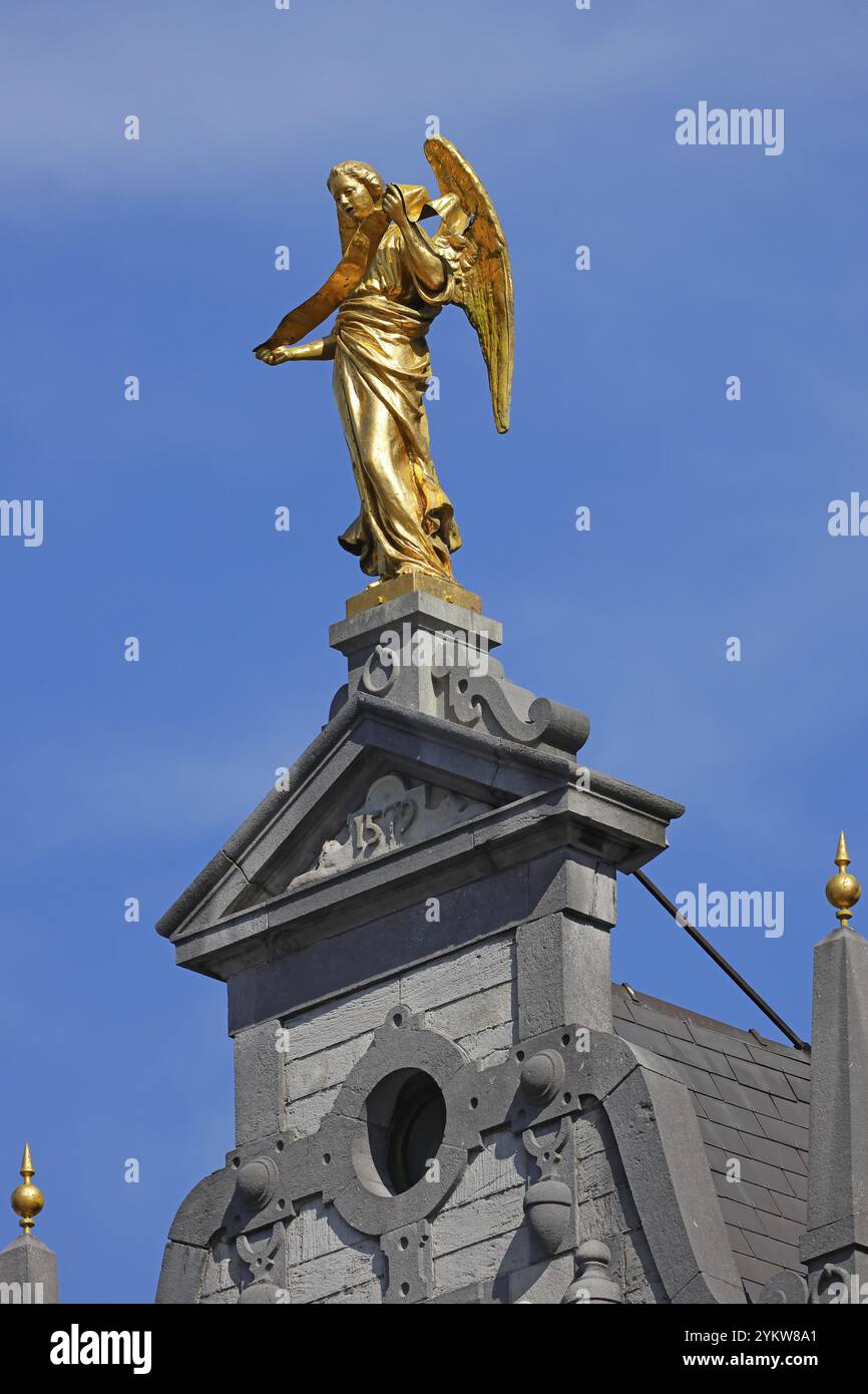 Historisches Gildenhaus mit goldener Engelsfigur auf dem Giebelgiebel, Grote Markt, historisches Stadtzentrum, Antwerpen, Flandern, Belgien, Europa Stockfoto