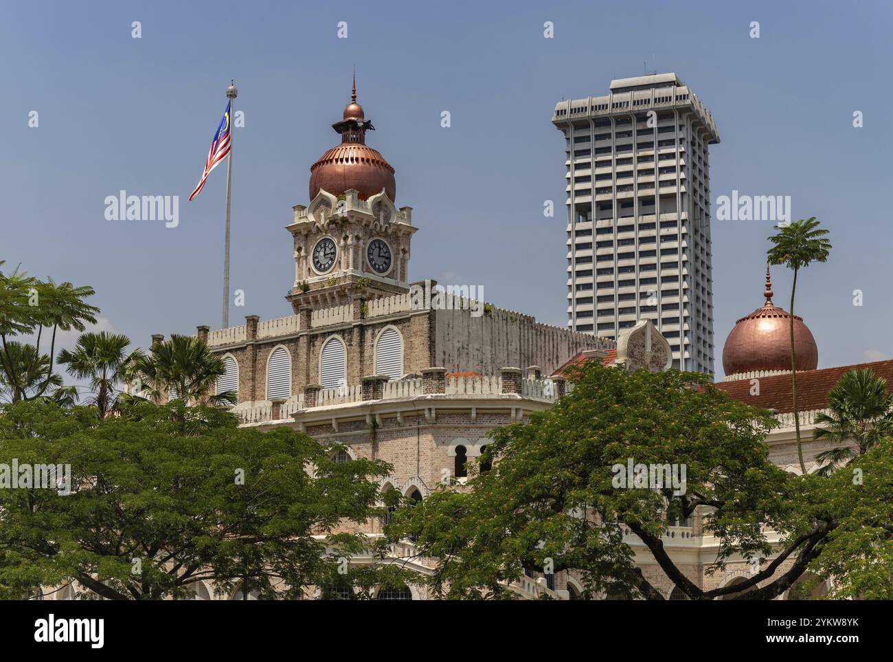 Ein Bild des Sultan Abdul Samad Gebäudes und eine malaysische Flagge, mit dem Gebäude der Royal Malaysia Police hinten Stockfoto