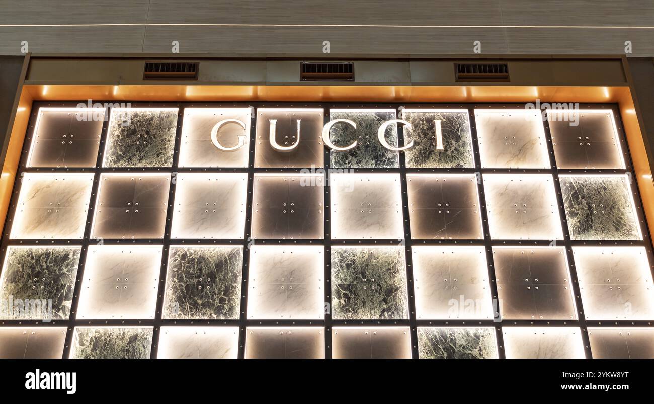 Ein Bild von einem Gucci-Schild in einem Laden Stockfoto