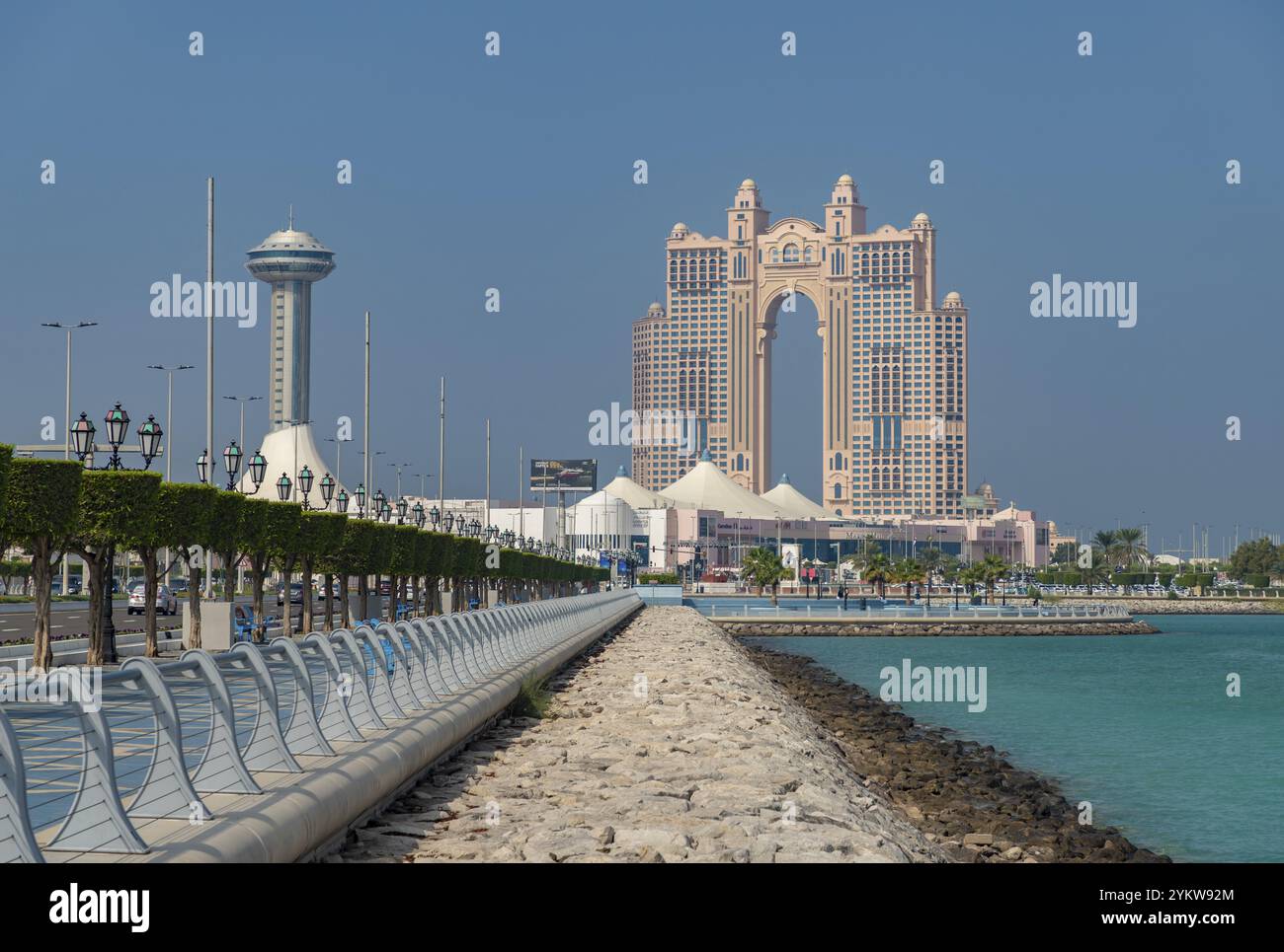 Ein Bild vom Rixos Marina Abu Dhabi Hotel an der Abu Dhabi Breakwater Stockfoto