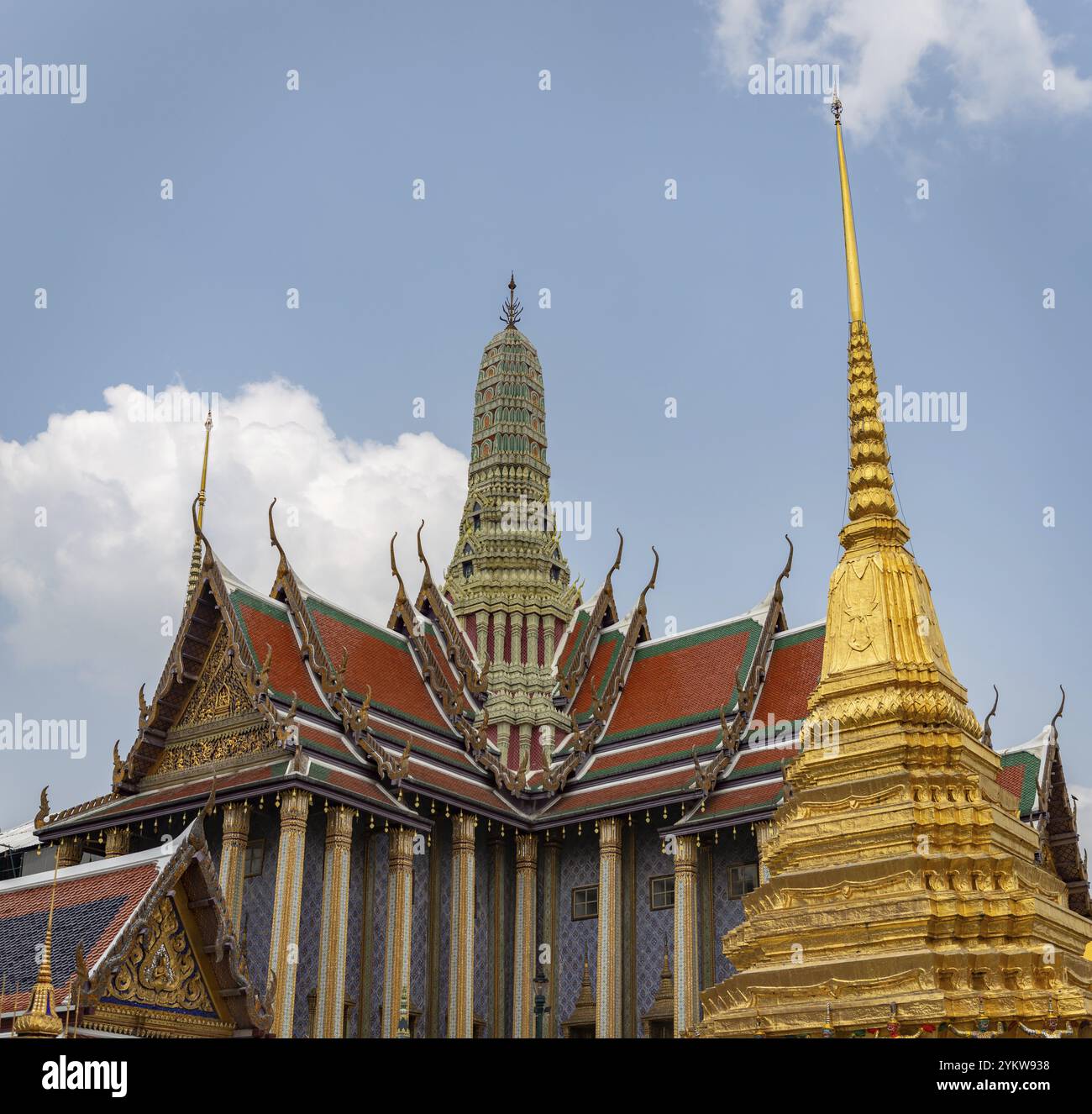 Ein Bild eines goldenen Chedi neben dem Tempel des Smaragd-Buddha im Großen Palast Stockfoto