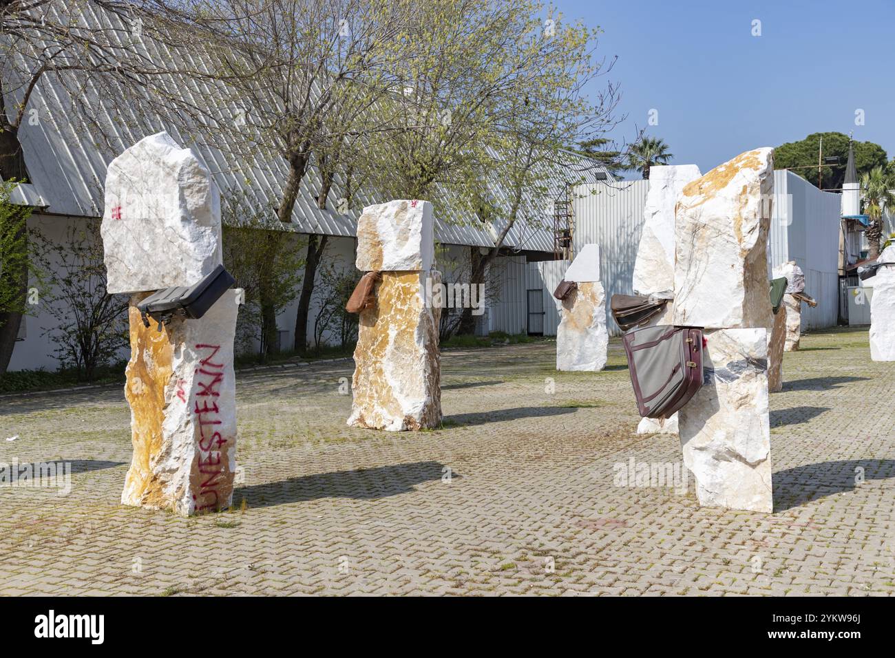 Ein Bild einer Ausstellung mit Steinen und Koffern in der Kunstgalerie Kulturpark, Teil des Museums für Gemälde und Skulpturen in Izmir Stockfoto
