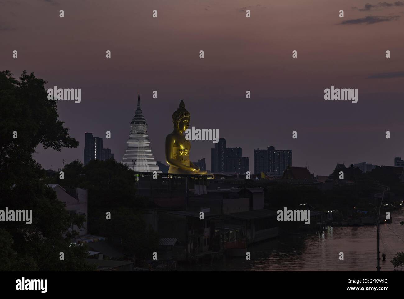 Ein Bild der großen Buddha-Statue am Wat Paknam Bhasicharoen Tempel, aus der Ferne gesehen, bei Sonnenuntergang Stockfoto