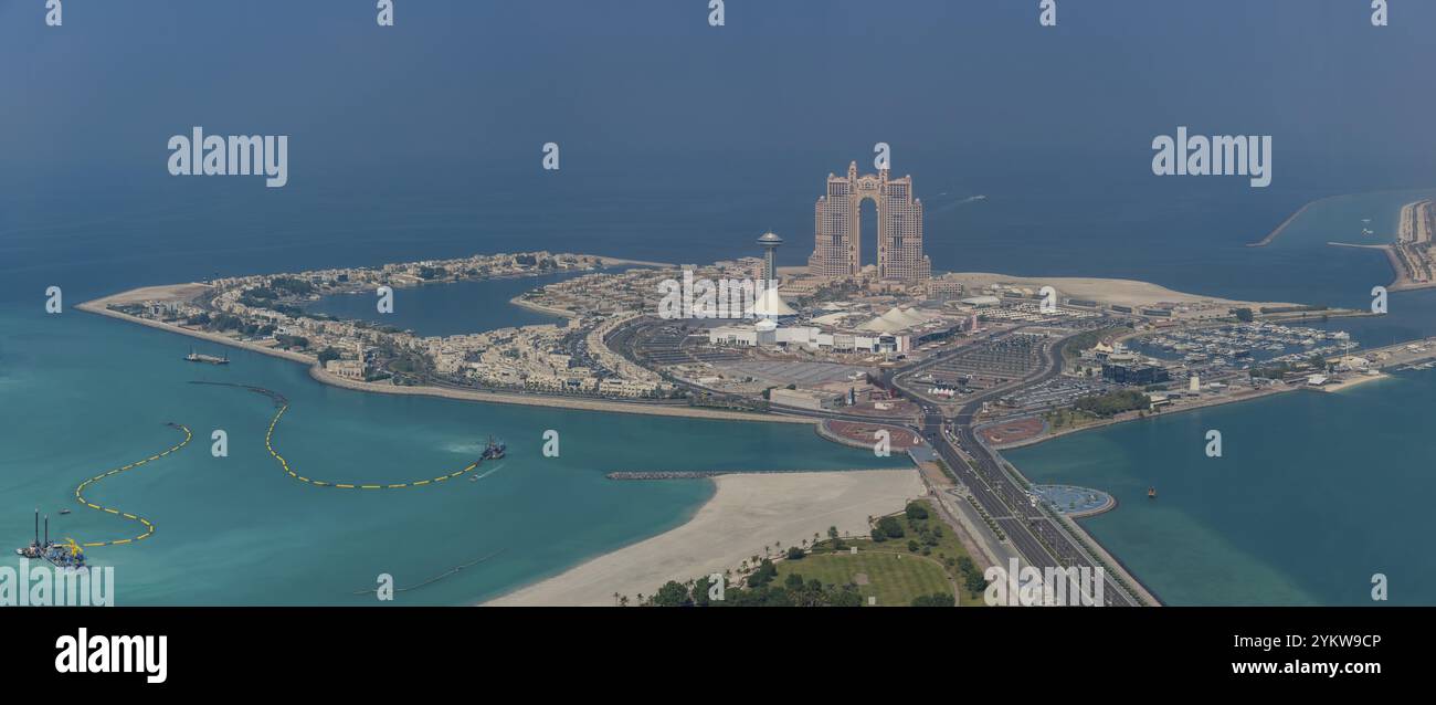 Ein Bild vom Abu Dhabi Breakwater mit der Marina Mall und dem Rixos Marina Abu Dhabi Hotel im Zentrum Stockfoto