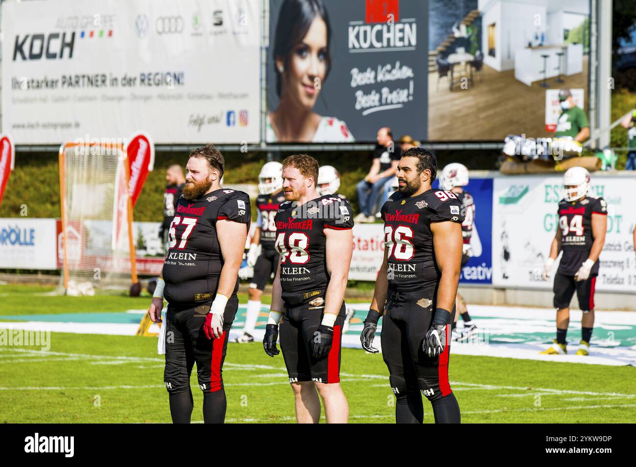 Braunschweig NY Lions, OL # 67 Robert Soevegjarto, LB # 48 David Müller, DL # 96 Samuel Kargel Stockfoto