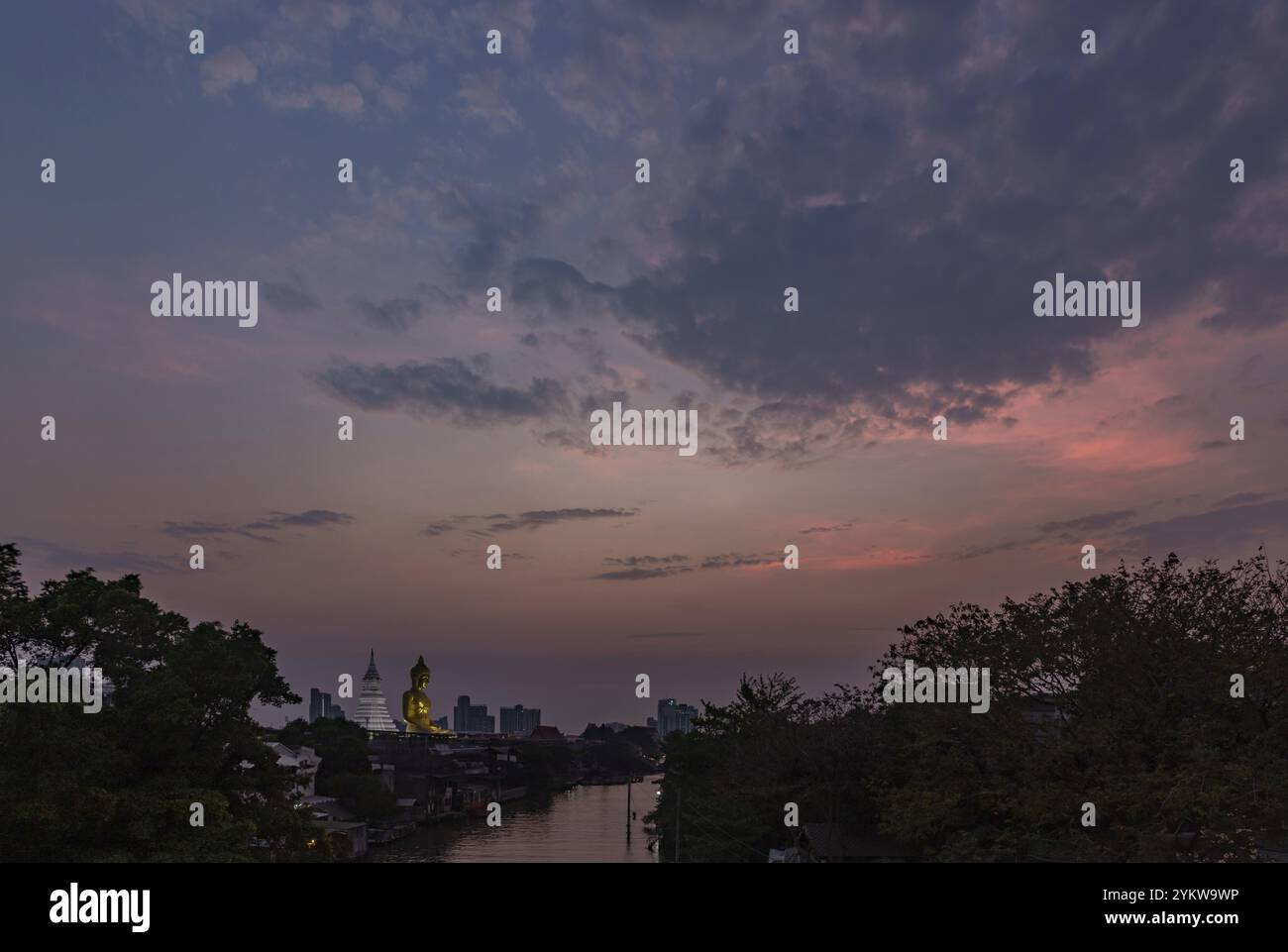 Ein Bild der großen Buddha-Statue am Wat Paknam Bhasicharoen Tempel, aus der Ferne gesehen, bei Sonnenuntergang Stockfoto