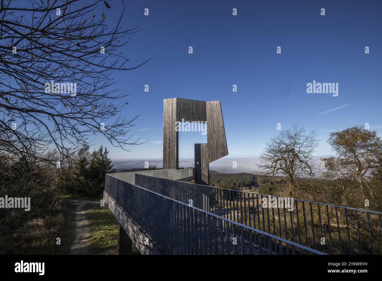 Holzskulptur mit Stahlsteg und Aussichtspunkt. Windsound-Skulptur Erbeskopf, Hilscheid, Rheinland-Pfalz, Deutschland, Europa Stockfoto