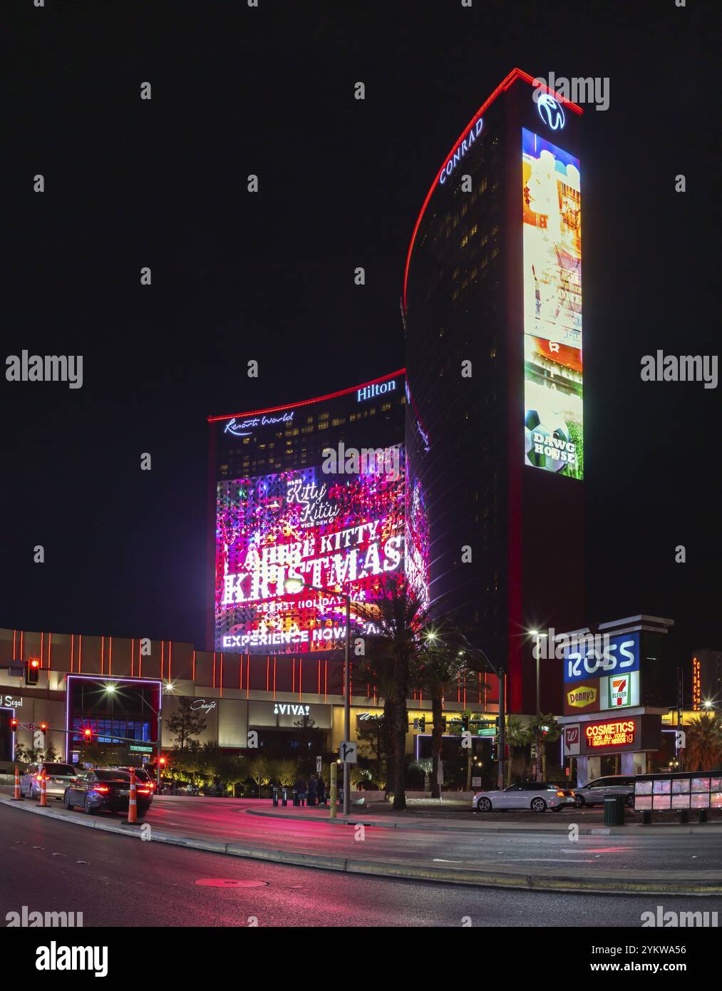 Ein Bild der großen Bildschirme im Conrad Las Vegas und Las Vegas Hilton im Resorts World at Night Stockfoto