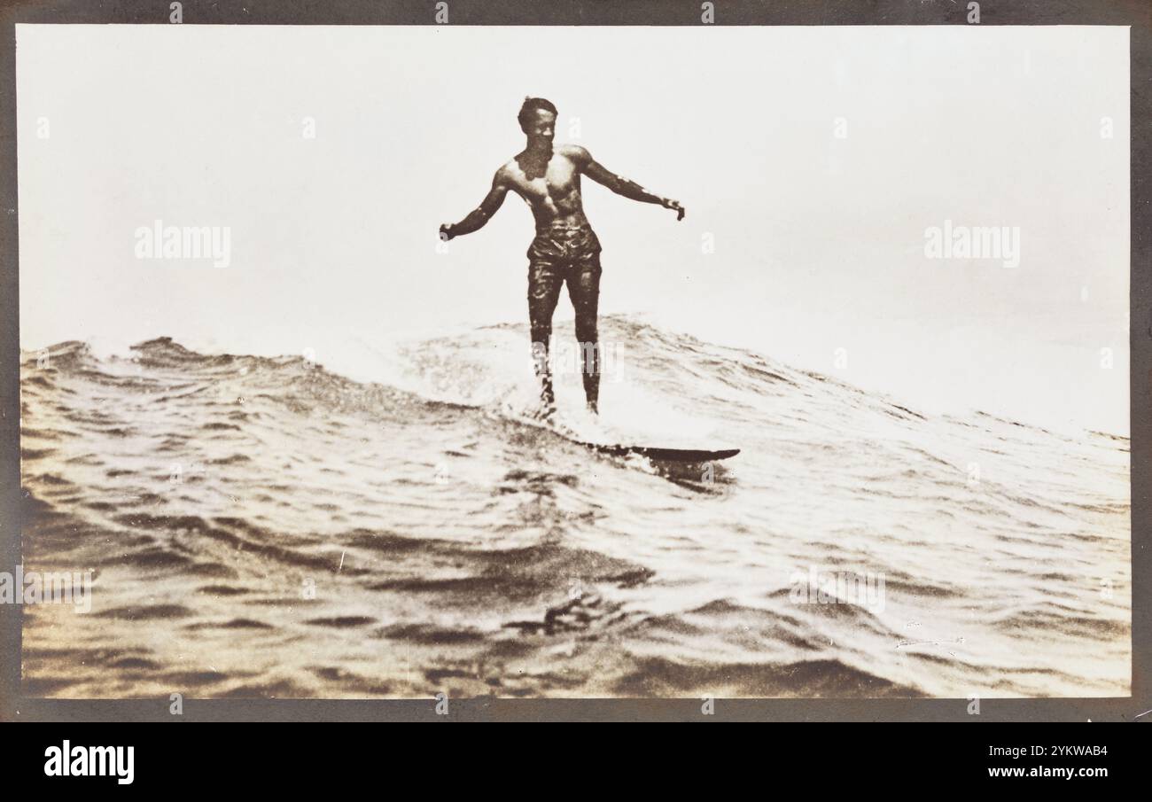 Herzog Kahanamoku, Waikiki, 1910. Aus den Surfriders of Hawaii, Vintage Archive Fotografie von A. R. Gurrey, Jr. Stockfoto