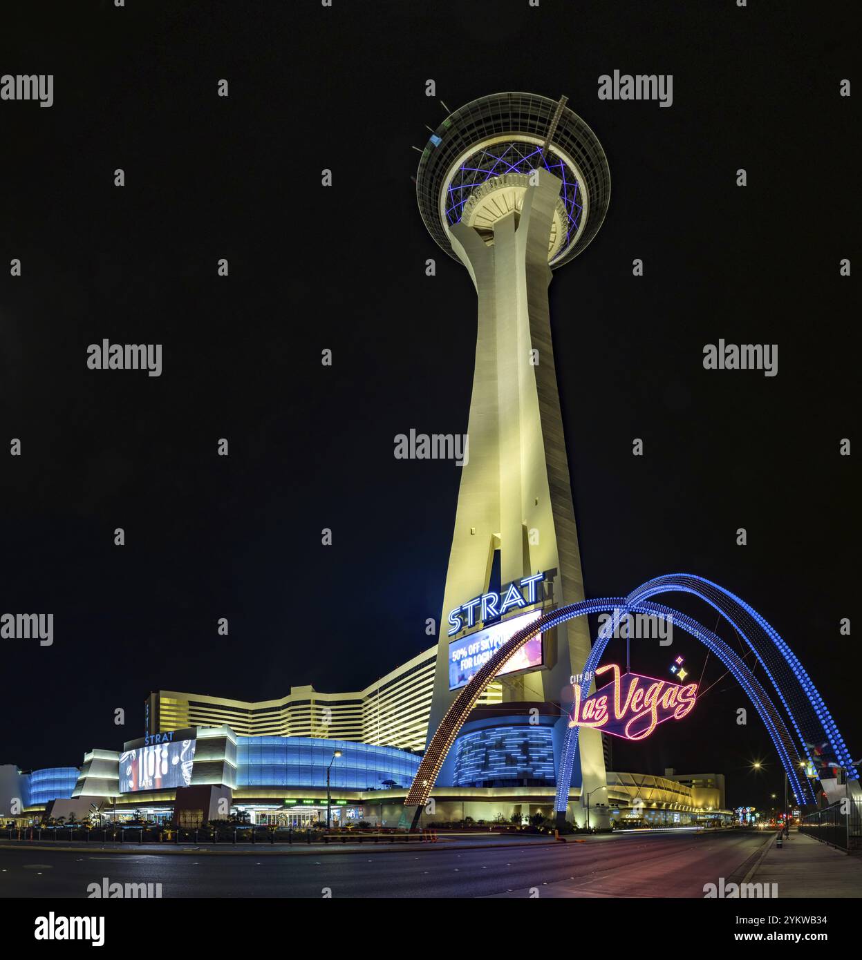 Ein Bild vom STRAT Hotel, Casino und SkyPod und Las Vegas Boulevard Gateway Arches bei Nacht Stockfoto