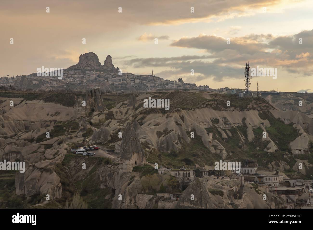 Ein Bild der Burg von Uchisar aus Sicht der Stadt Goreme bei Sonnenuntergang Stockfoto