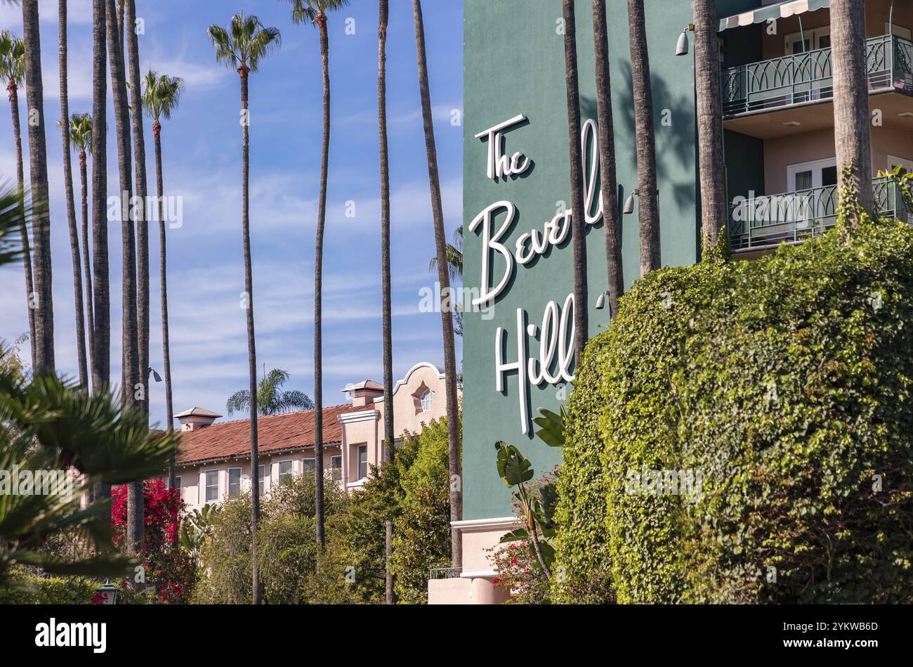 Ein Bild des Beverly Hills Hotel-Schildes an der Fassade und der Palmen in der Nähe Stockfoto