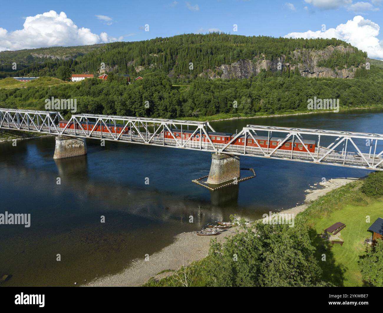 Eisenbahnbrücke mit 4 permanent abgestellten Eisenbahnwaggons über den Namsen in Norwegen Stockfoto