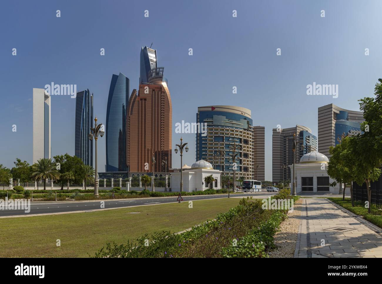 Ein Bild der Etihad Towers, des Khalidiya Palace Rayhaan by Rotana Hotel und des Hauptsitzes der Abu Dhabi National Oil Company Stockfoto