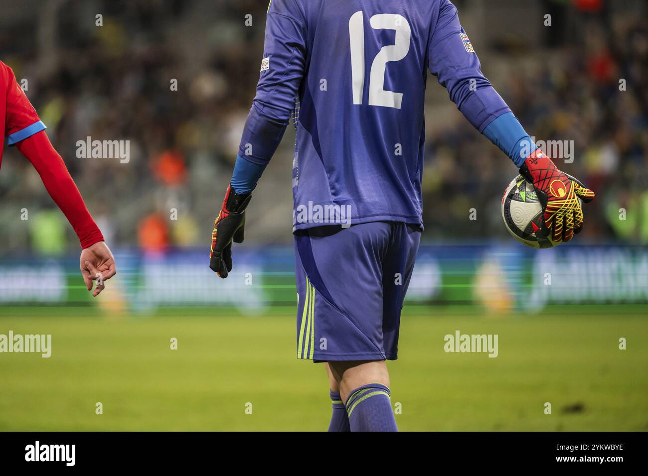 BRESLAU, POLEN - 14. OKTOBER 2024: UEFA Nations League-Spiel Ukraine - Tschechien. Torwart mit dem Ball. Stockfoto