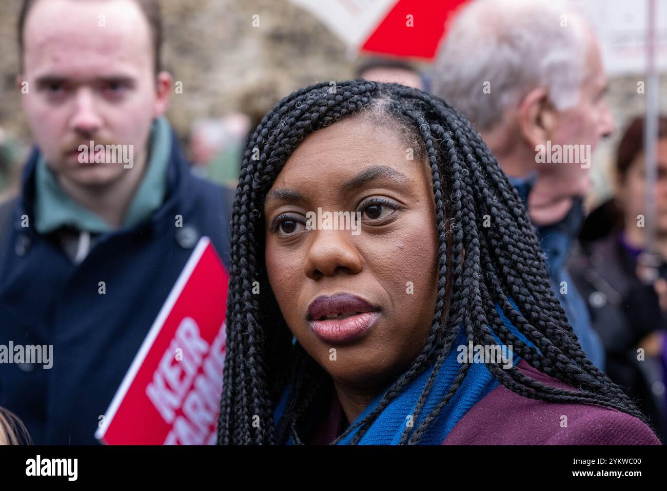 London, Großbritannien. November 2024. Kemi Badenoch, Vorsitzende der Konservativen Partei und Mitglieder ihres Schattenkabinetts, traf sich auf College Green mit Bauern und ihren Vertretern vor dem Protest gegen den Haushalt der Bauern in Whitehall LondonKemi Badenoch, Vorsitzender der Konservativen Partei Credit: Ian Davidson/Alamy Live News Stockfoto