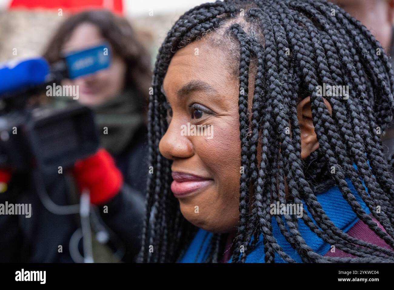 London, Großbritannien. November 2024. Kemi Badenoch, Vorsitzende der Konservativen Partei und Mitglieder ihres Schattenkabinetts, traf sich auf College Green mit Bauern und ihren Vertretern vor dem Protest gegen den Haushalt der Bauern in Whitehall LondonKemi Badenoch, Vorsitzender der Konservativen Partei Credit: Ian Davidson/Alamy Live News Stockfoto