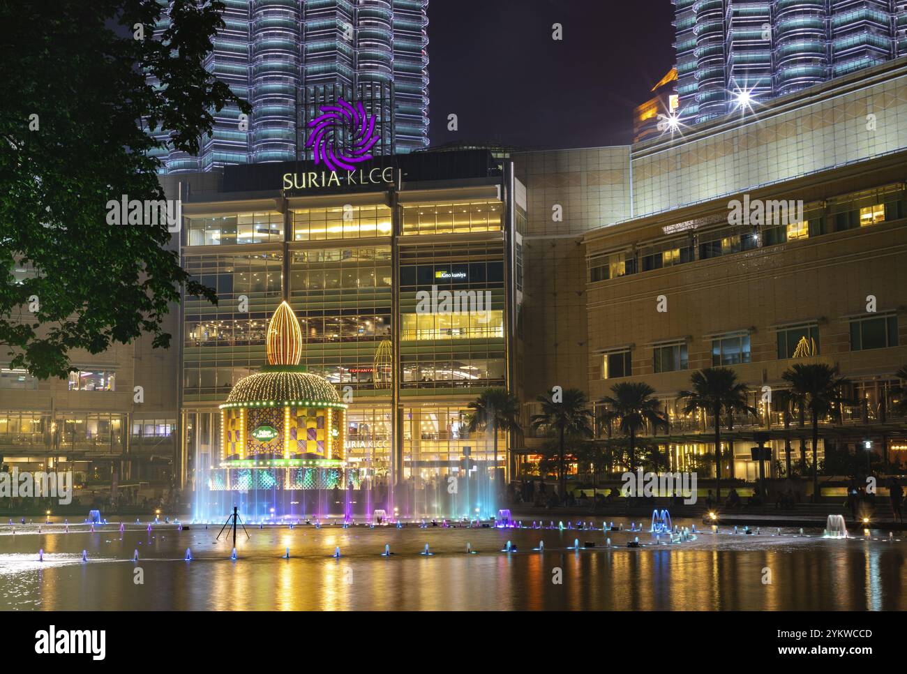 Ein Bild der Wasser- und Lichtbrunnen-Show im KLCC Park und des Suria KLCC Einkaufszentrums bei Nacht Stockfoto