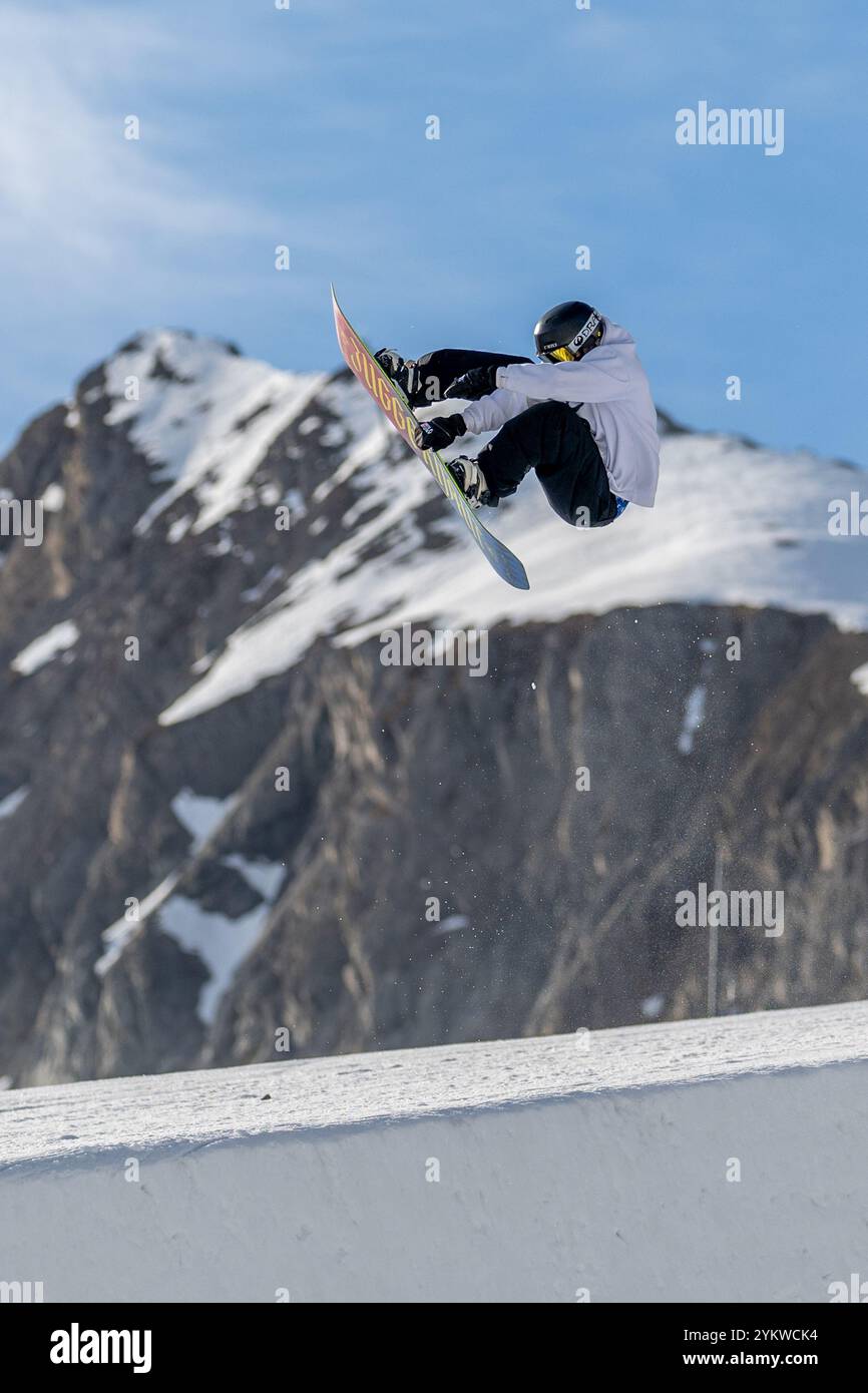 Snowboarder an der Superpipe am Kitzsteinhorn Österreich am 11.09.2024 Stockfoto