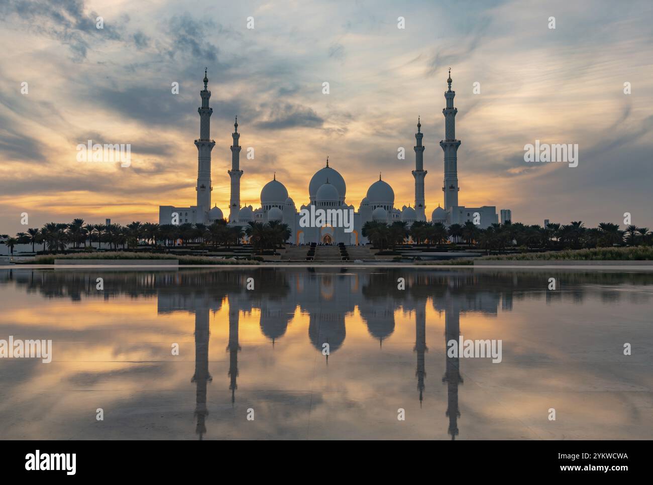 Ein Bild der Scheich-Zayed-Moschee, die sich am Pool der Oase der würde bei Sonnenuntergang spiegelt Stockfoto