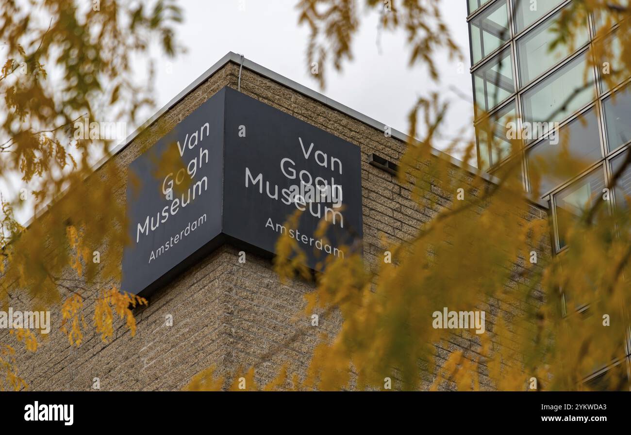 Ein Bild des Van Gogh Museums, von außen im Herbst gesehen Stockfoto