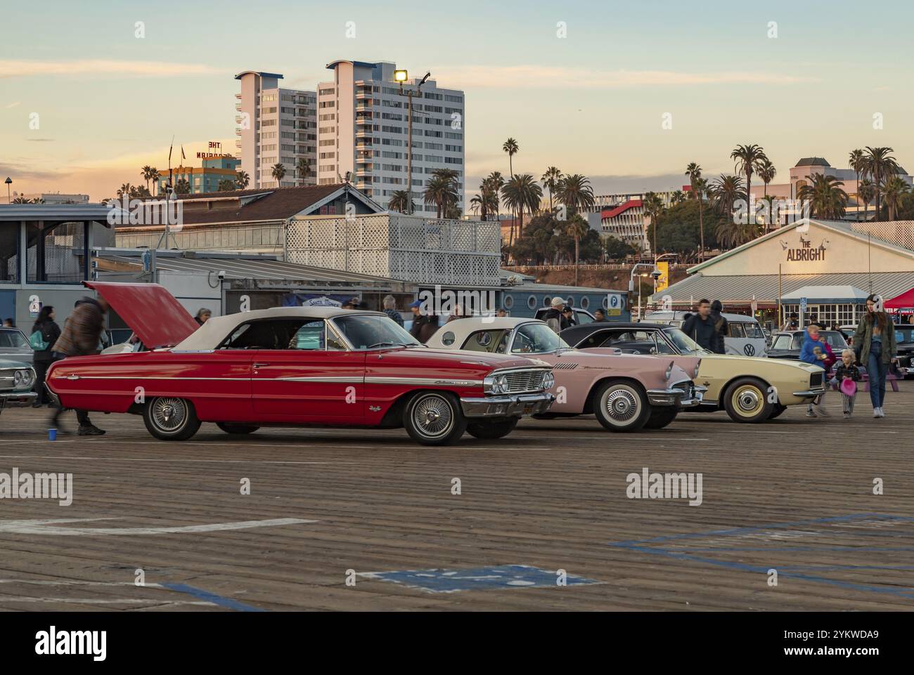 Ein Bild einer Oldtimer-Ausstellung am Santa Monica Pier Stockfoto