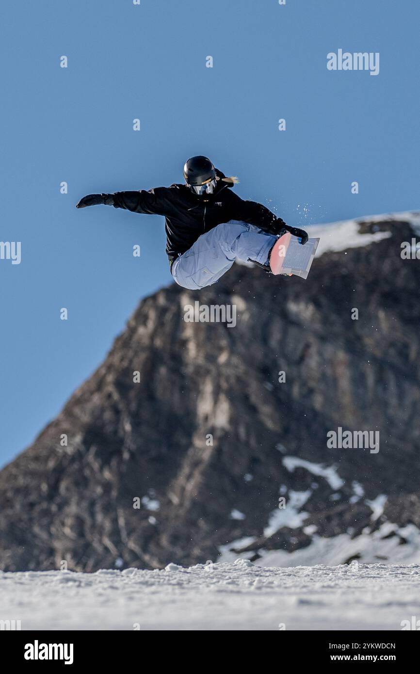 Snowboarder an der Superpipe am Kitzsteinhorn Österreich am 11.09.2024 Stockfoto