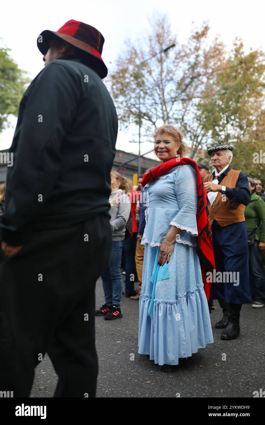 Eine Frau in traditioneller Gaucho-Kleidung wird auf dem Mataderos-Markt in Buenos Aires tanzen. Jede Woche findet im Stadtteil Matadores in Buenos Aires, Argentinien, ein Markt statt, der die Gaucho-Kultur und -Traditionen zelebriert. Der Stadtteil Matadores von Buenos Aires war einst ein Stadtteil zwischen Stadt und Land. Gauchos, die Hirten der Pampas waren, brachten ihr Vieh in die Schlachthäuser in Mataderos und verkauften das Fleisch dann in der Stadt. Stockfoto