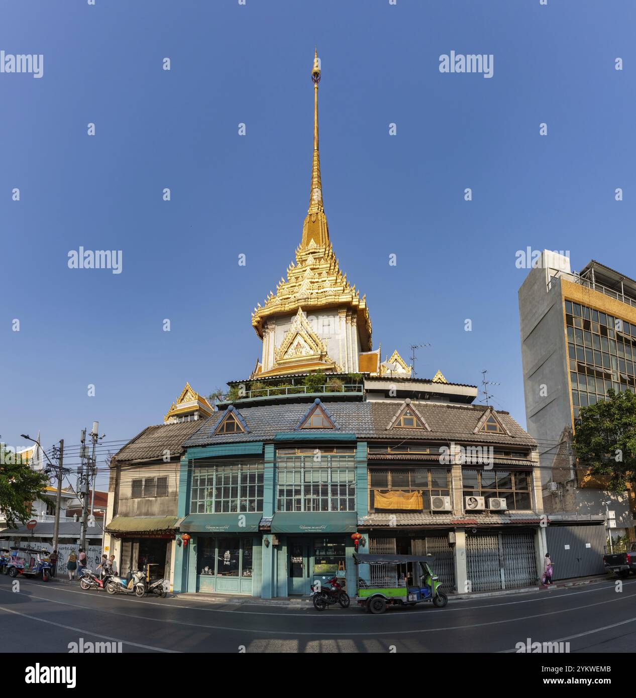 Ein Bild des Turms des Wat Traimit Withayaram Worawihan Tempels, bekannt für seinen Goldenen Buddha im Inneren, der über einigen Straßengeschäften gesehen wird Stockfoto