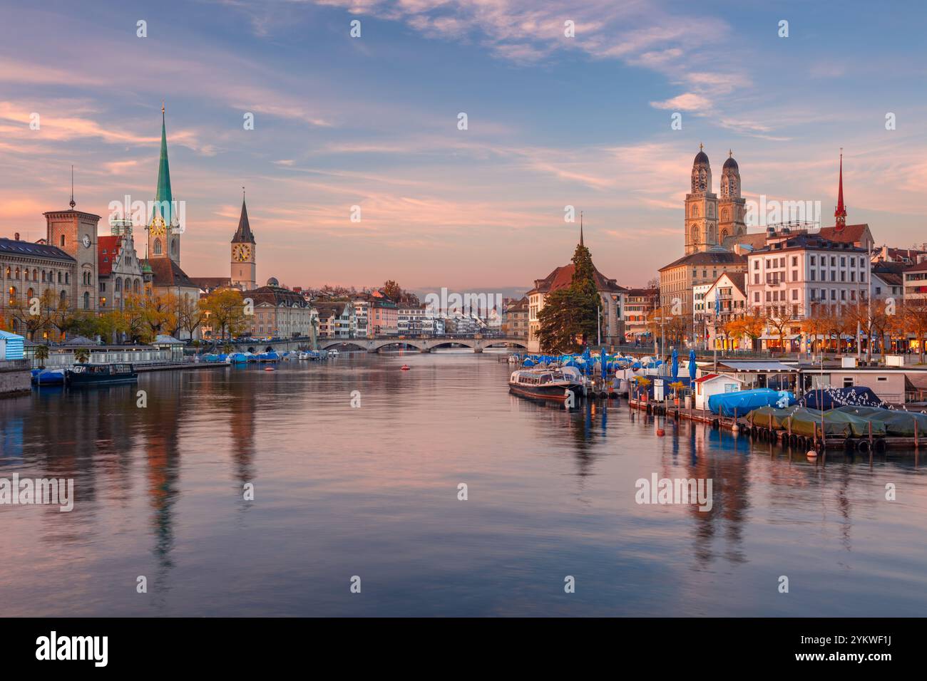 Zürich, Schweiz. Stadtbild von Zürich, Schweiz bei schönem Herbstuntergang. Stockfoto