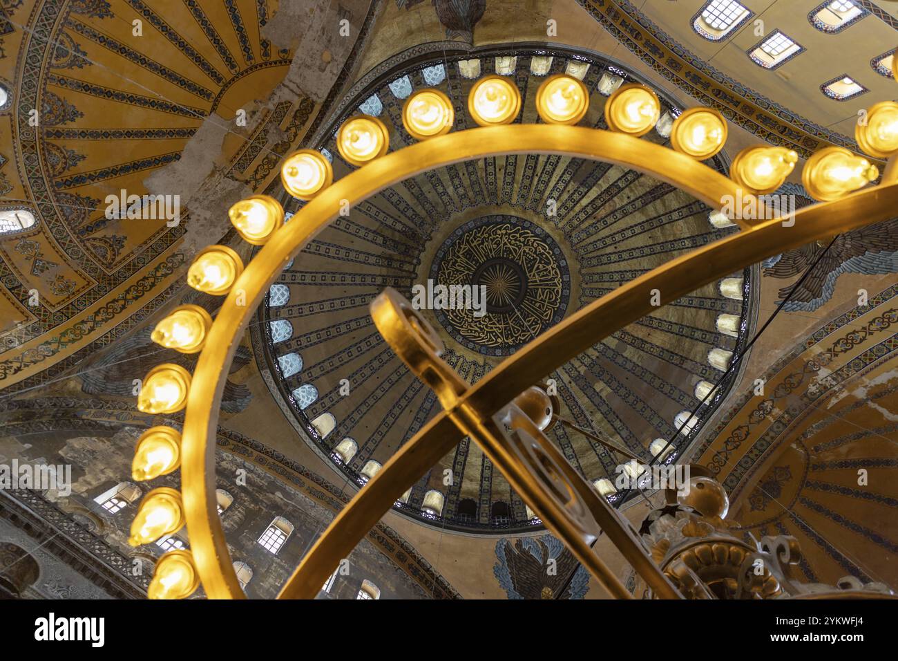 Ein Bild des farbenfrohen und wunderschönen Innenraums der Hagia Sophia in Istanbul Stockfoto