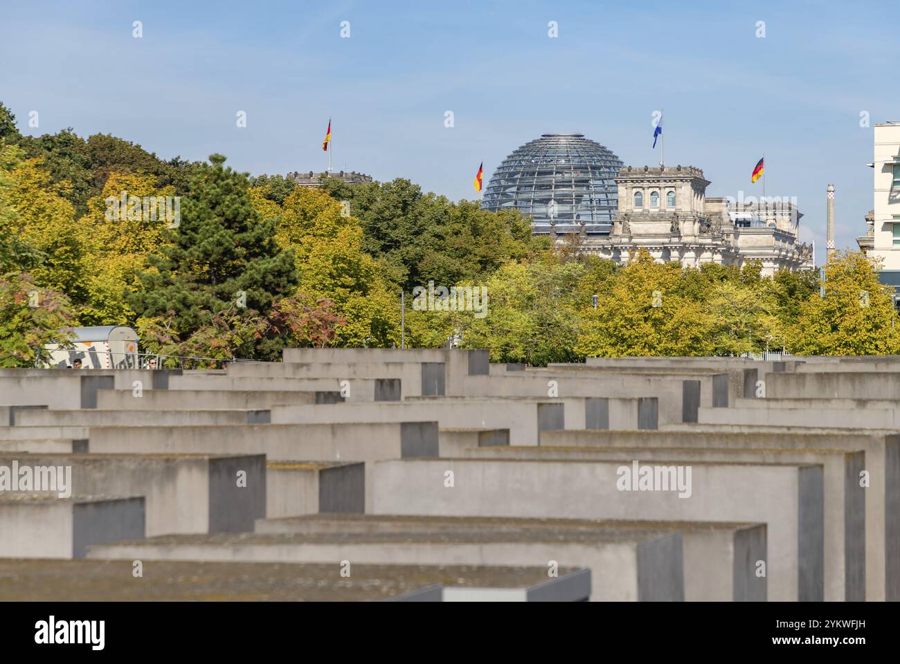 Ein Bild des Reichstagsgebäudes und seiner Kuppel mit Blick auf die Gedenkstätte für die ermordeten Juden Europas Stockfoto