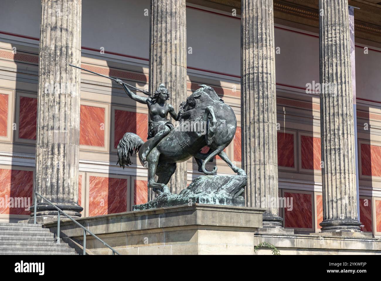 Ein Bild der Amazonas-Statue auf dem Pferd vor dem Alten Museum. Erstellt 1841 von August Kiss Stockfoto